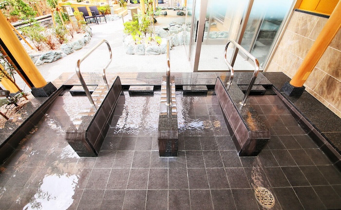 RAKU SPA 鶴見　露天スペース　ごろ寝の湯