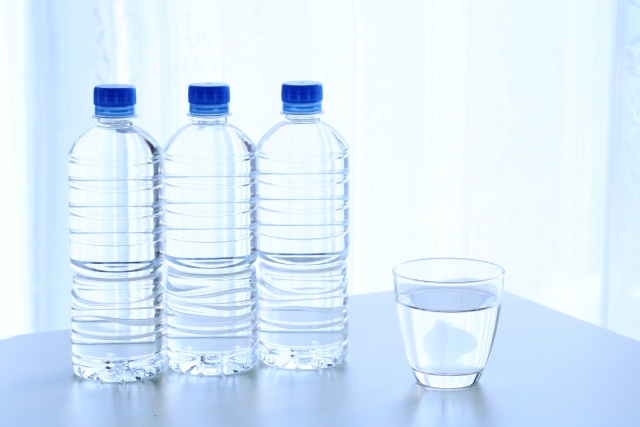 ペットボトル　水