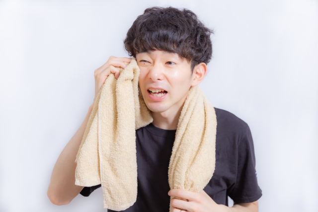 汗をふく人