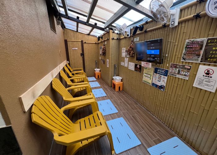 改栄湯 瞑想外気浴スペース 入口側