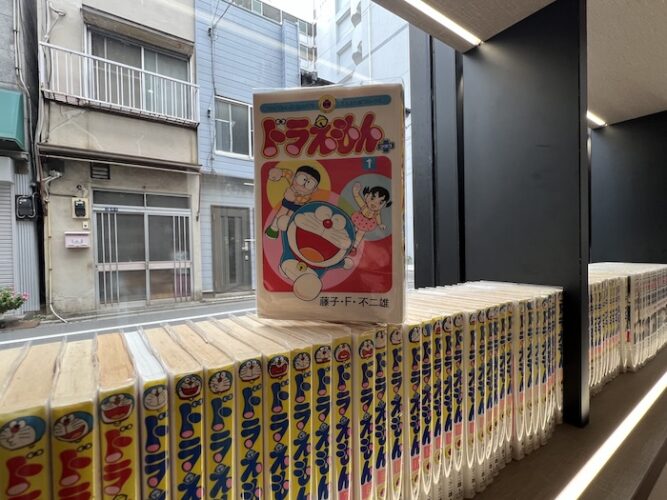 白水湯 待合スペース 漫画ドラえもん