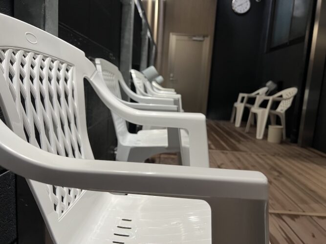 白水湯 外気浴スペース マイアミアームチェア