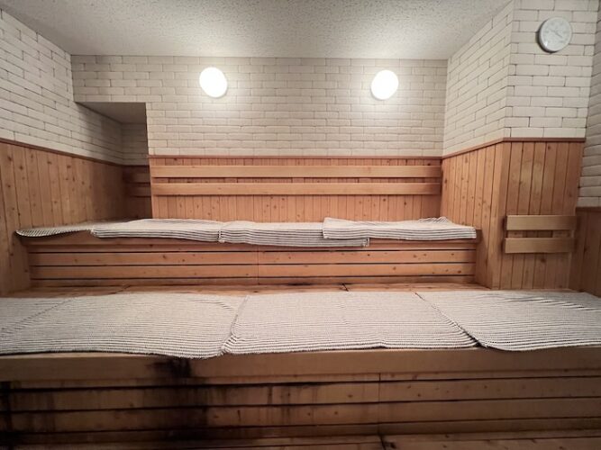 白水湯 サウナ室 中央から