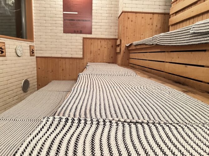白水湯 サウナ室 座面