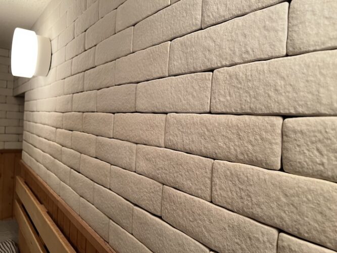 白水湯 サウナ室 壁のレンガ