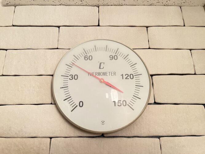 白水湯 サウナ室 温度計