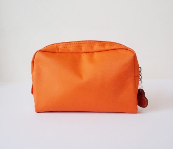 オレンジのポーチ