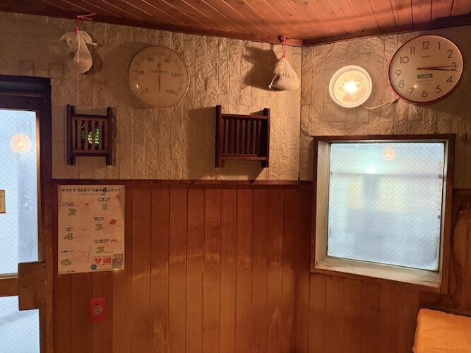 アクアプレイス旭 男湯サウナ室 温度計と時計