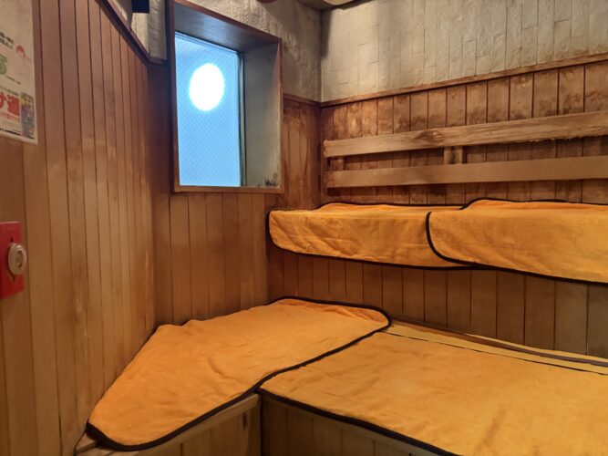 アクアプレイス旭 男湯サウナ室 入口左側