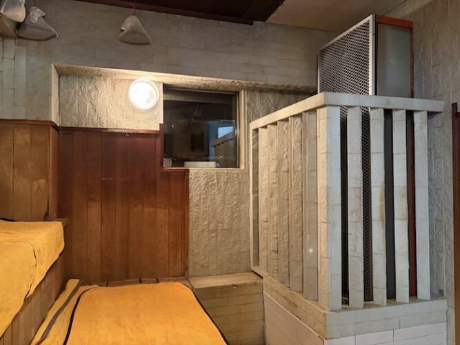 アクアプレイス旭 男湯サウナ室 1段目の左端の席からの視点