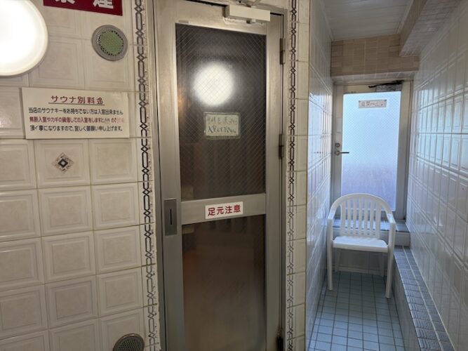 アクアプレイス旭 男湯サウナ室 扉の前