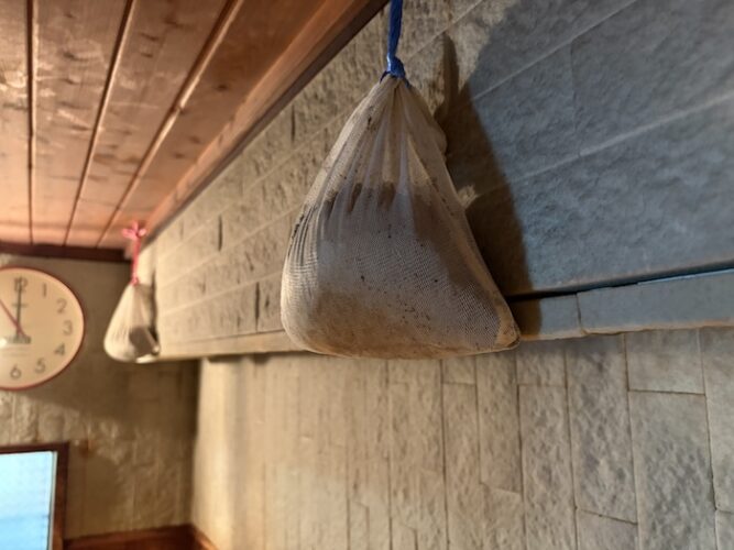 アクアプレイス旭 男湯サウナ室 ほうじ茶の茶葉が入ったネット