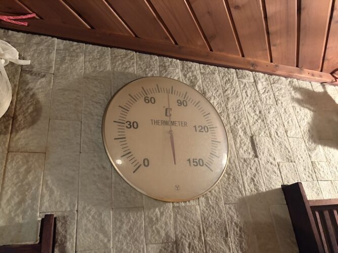 アクアプレイス旭 男湯サウナ室 温度計