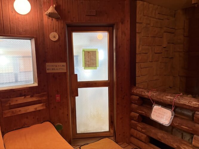 アクアプレイス旭 女湯サウナ室 入口付近