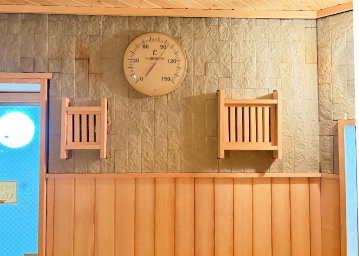 アクアプレイス旭　男湯サウナ室　温度計と時計