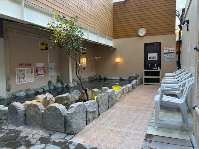 東上野 寿湯　露天風呂前外気浴スペース　全体　