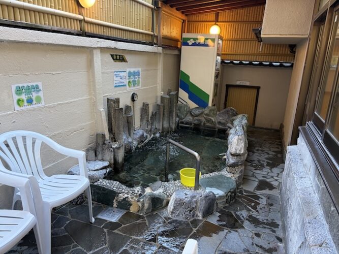 東上野 寿湯　露天水風呂前外気浴スペース　全体