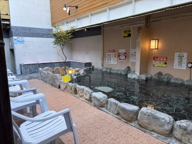 東上野 寿湯　露天風呂前外気浴スペース　全体