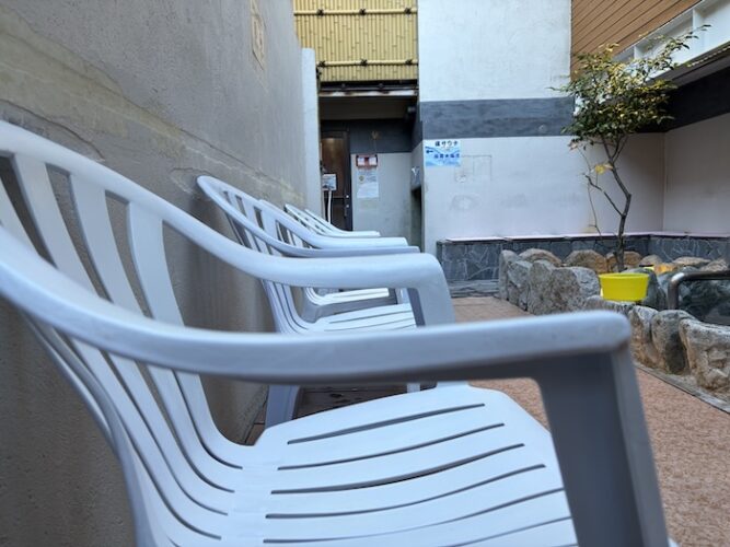 東上野 寿湯　露天風呂前外気浴スペース　マイアミアームチェア