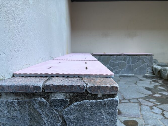 東上野 寿湯　露天風呂前外気浴スペース　ベンチ