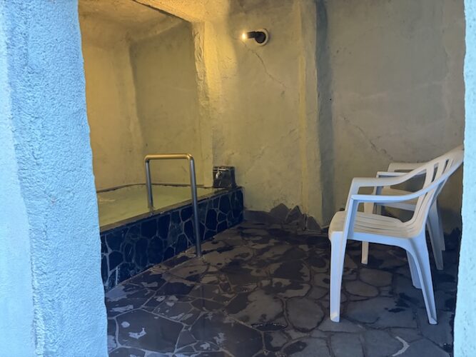 東上野 寿湯　洞窟水風呂前外気浴スペース　全体
