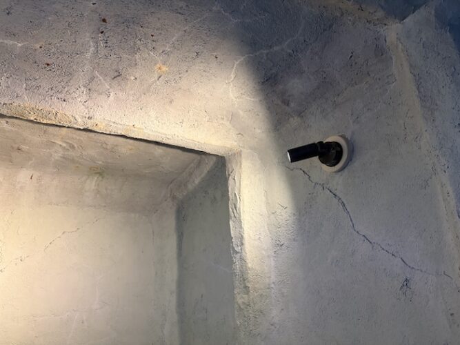 東上野 寿湯　洞窟水風呂前外気浴スペース　壁とスポットライト