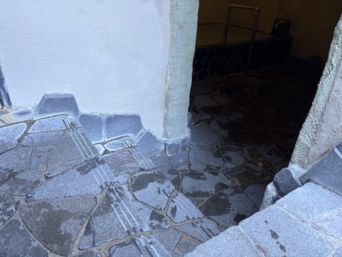 東上野 寿湯　洞窟水風呂前外気浴スペース　入口