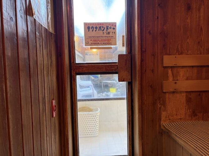 東上野 寿湯　ドライサウナ　入口扉付近