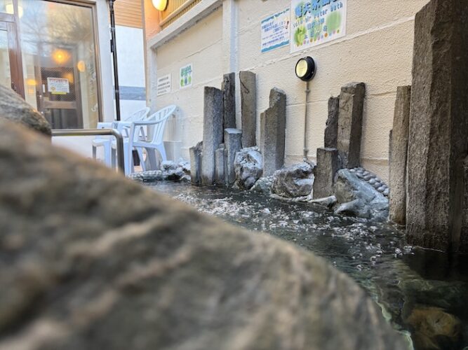 東上野 寿湯　露天水風呂　岩陰から