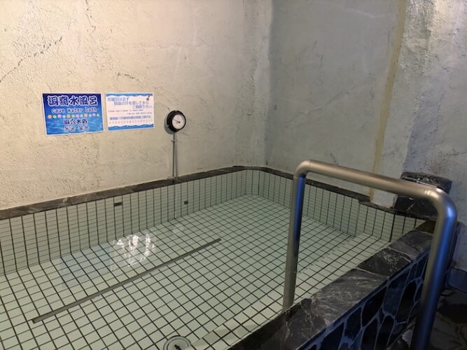 東上野 寿湯　露天水風呂　深さ