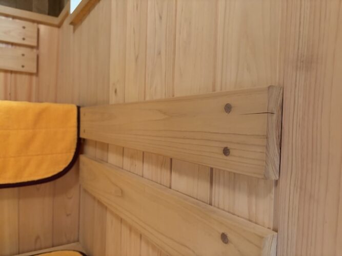 浅草 鶴の湯 サウナ室 木材