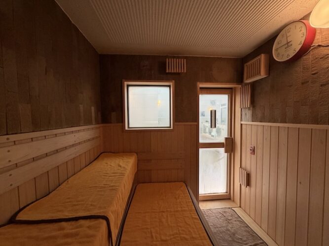 浅草 鶴の湯 サウナ室 内観1