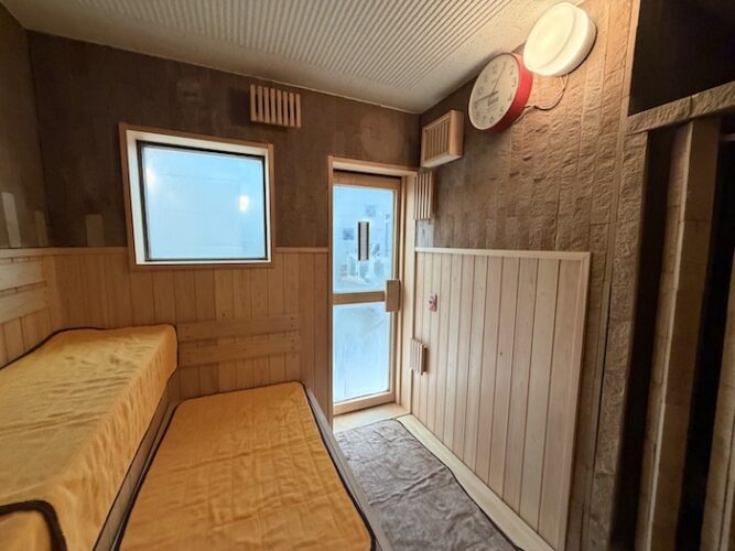 浅草 鶴の湯 サウナ室 内観2