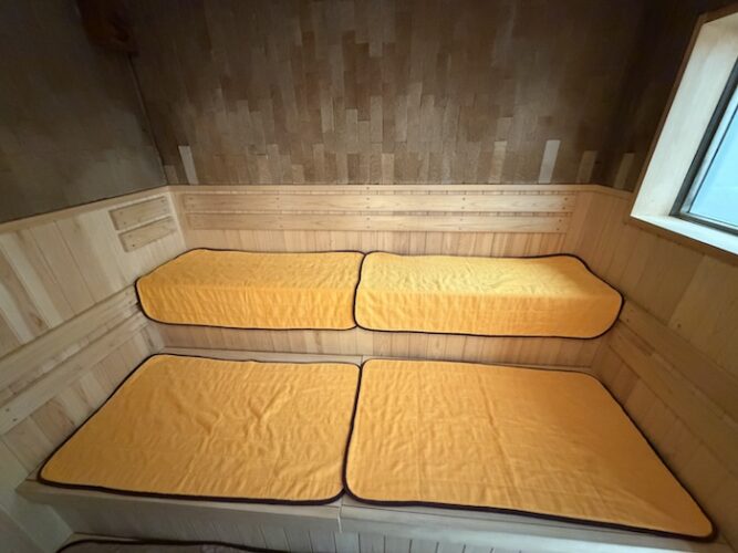 浅草 鶴の湯 サウナ室 座面