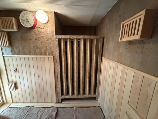 浅草 鶴の湯 サウナ室 遠赤外線ストーブ