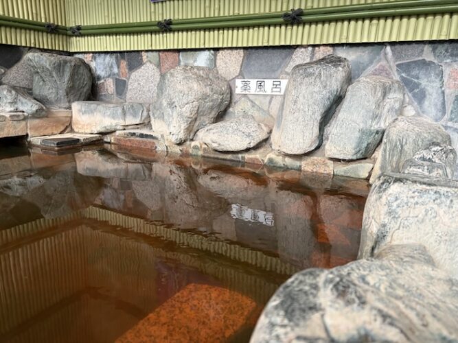 浅草 鶴の湯 露天薬風呂 外気浴2