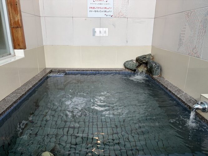 浅草 鶴の湯 水風呂 外観(正面)