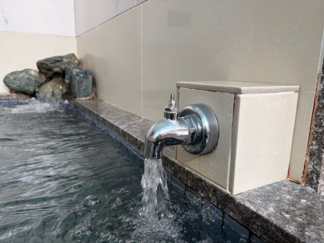浅草 鶴の湯 水風呂 蛇口と湯口