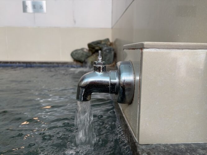 浅草 鶴の湯 水風呂 蛇口2