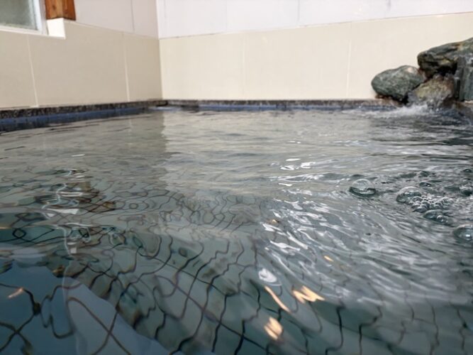 浅草 鶴の湯 水風呂 水面