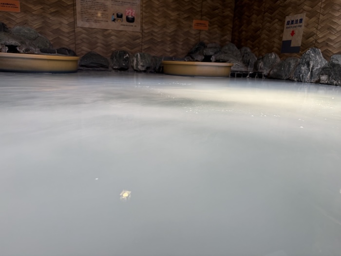 湯どんぶり栄湯 男湯 露天風呂 水面