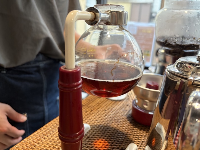 湯どんぶり栄湯 珈琲 真朱(まそほ) サイフォン抽出 急冷式アイスほうじ茶 作る工程