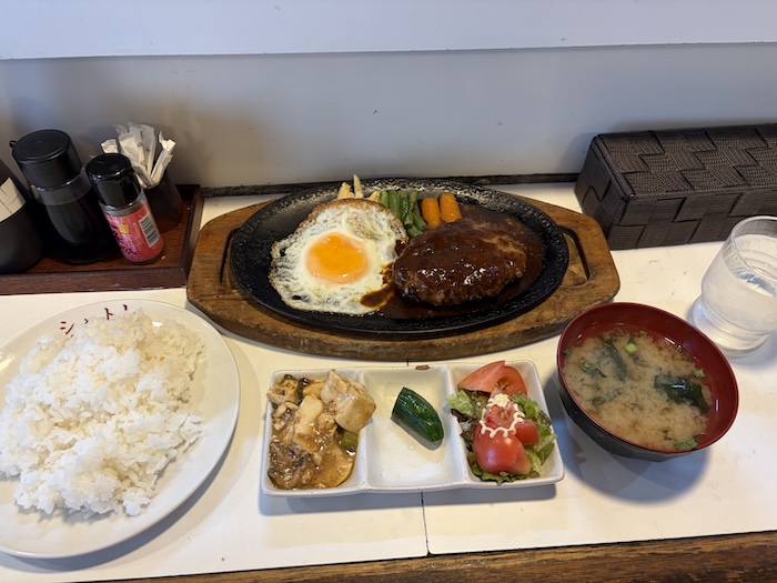 湯どんぶり栄湯サウナ飯 レストラン シャトレ 黒毛和牛鉄板ハンバーグ全体