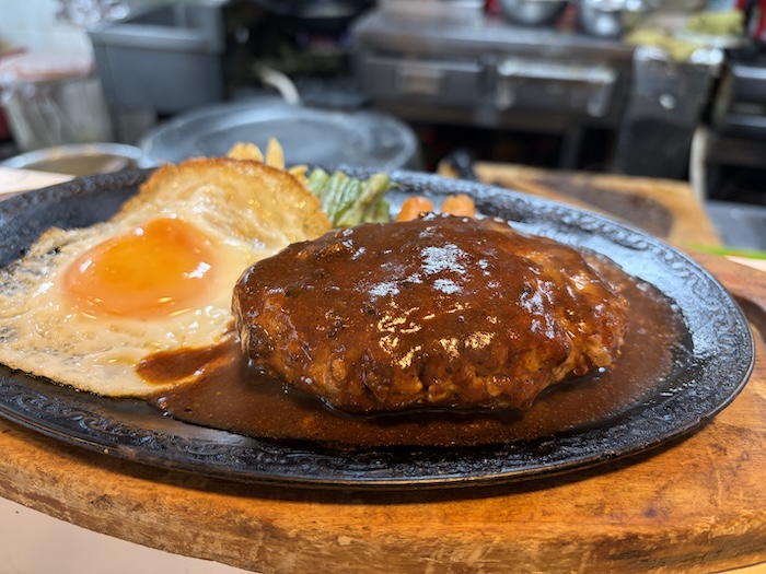 湯どんぶり栄湯サウナ飯 レストラン シャトレ 黒毛和牛鉄板ハンバーグ 寄り