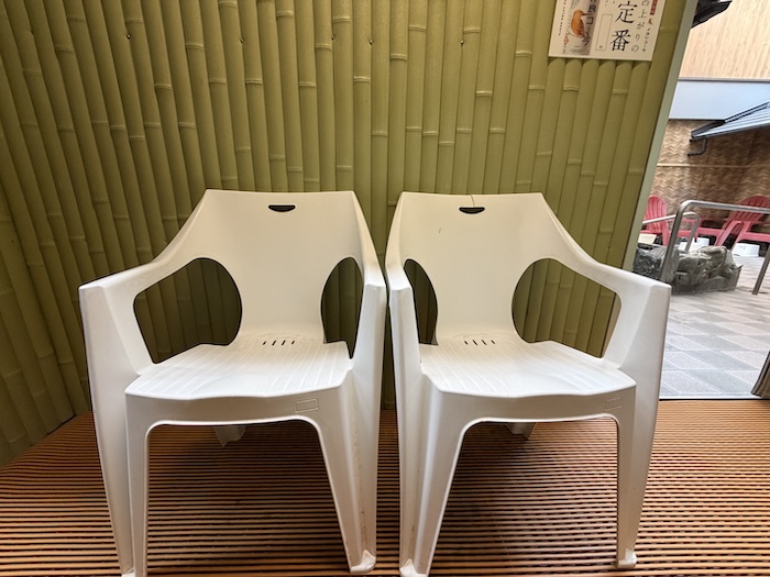 湯どんぶり栄湯 外気浴スペース マイアミアームチェア