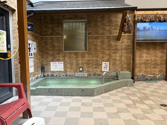 湯どんぶり栄湯 外気浴スペース 座った位置からの視線2